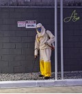 Eliminação de mato no pátio de mercado com aplicação de herbicida