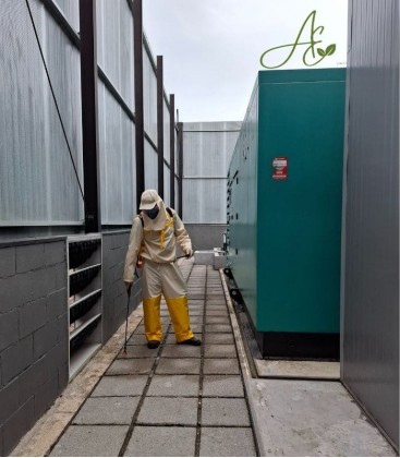 Combate ao mato em pátio empresarial  industrial em Santos